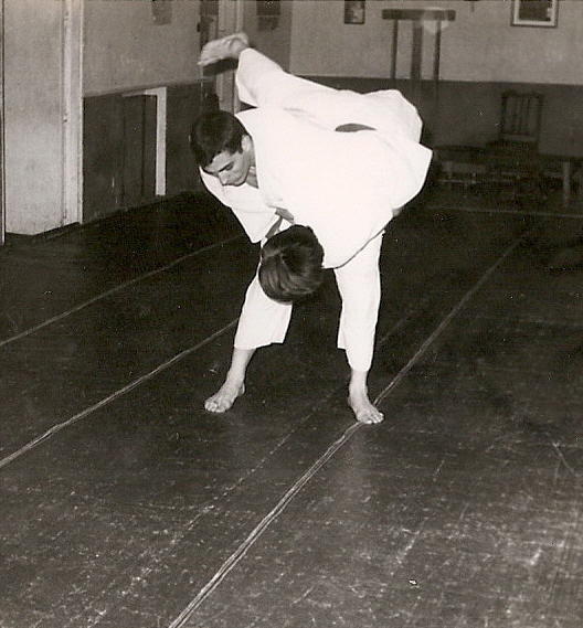6 Tomas Sanchez ejecuta una tecnica de cadera por la izquierda tsuri Komi Goshi 1965