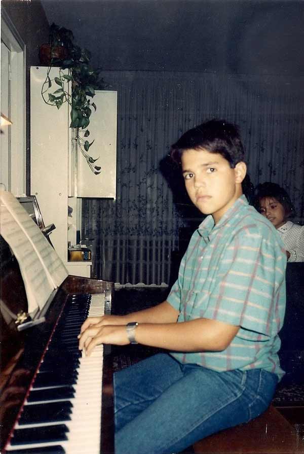David-en-sus-horasde-estudio-al-piano-1988