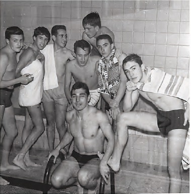 T.Sanchez con unos compañeros en piscina 1964