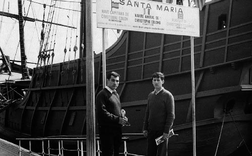 5-marzo-1970-con-mi-amigo-y-compañero-Tomas-de-Miguel-en-el-puerto-Barcelona-ante-la-caravela-de-Cristobal-Colon