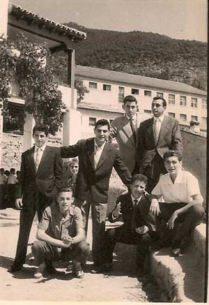 Tomas-con-los-amigos-en-el-Salon-del-Baile-1959