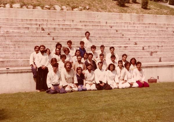 Tomas-Sanchez-con-los-alumnos-de-la-Ciudad-Universitaria-1978