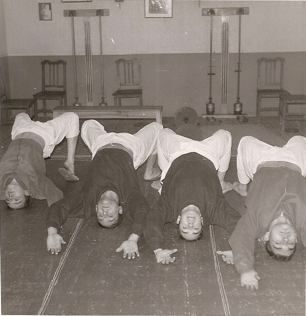 6 Tomas y unos compañeros entrenando cuello 1966